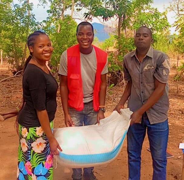 VITUMBIKO FARM DONATES FERTILIZER TO BOOST ZOMBA FARMERS