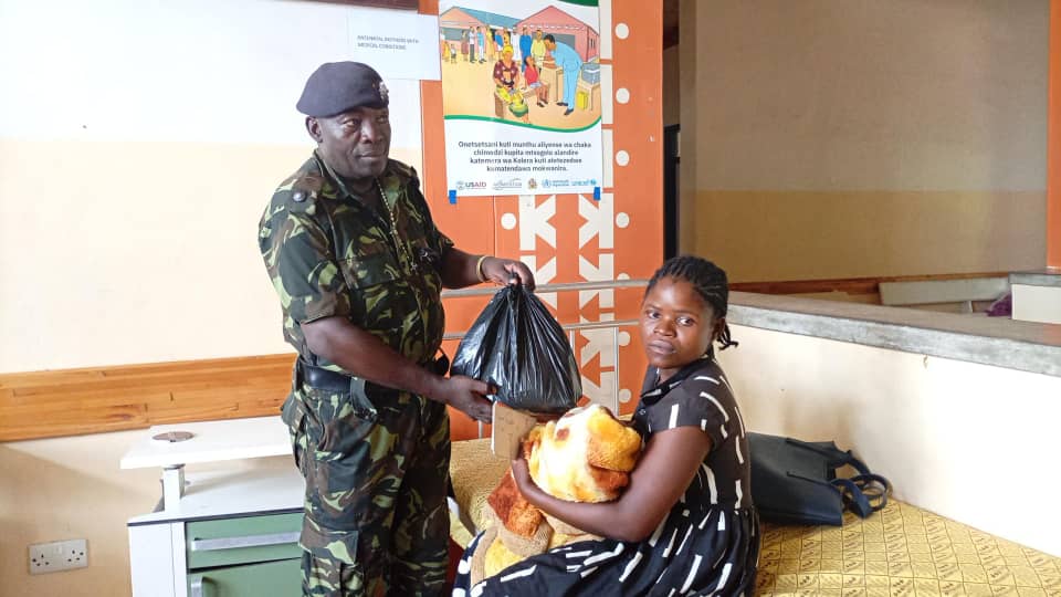 POLICE DONATE ASSORTED ITEMS TO PATIENTS AT PIRIMITI HOSPITAL